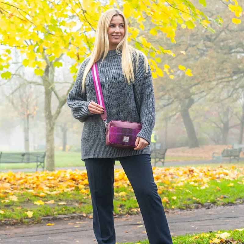 Harris Tweed Kameratasche in Lila-Karo – Bild 3