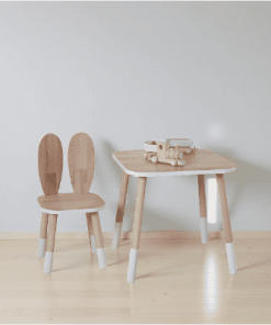 Hasenstuhl und Tisch