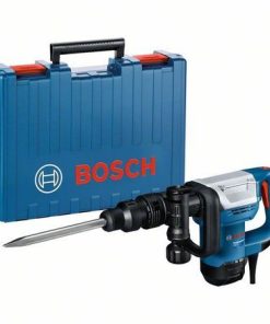 Schlaghammer mit SDS max GSH 5, Mit der optimalen Balance zwischen Leistungsvermögen und Haltbarkeit bewältigt der Hammer GSH 5 SDS max leichte Abbrucharbeiten ohne Probleme. Hohe Effizienz Die optimierte Leichtbauweise in Kombination mit dem leistungsstarken Motor sorgen für ein hervorragendes Verhältnis zwischen Leistung und Gewicht. Zwölf Meißelpositionen, ein Ein-Hand-Vario-Lock-System und ein leichtes, kompaktes Design sorgen für eine komfortable und ergonomische Handhabung des Hammers sogar beim Arbeiten über Kopf. Die verbesserte Schmierung und der optimierte Staubschutz des Werkzeugs sorgen für eine längere Haltbarkeit und Lebensdauer. Das Gerät eignet sich für leichte Meißelarbeiten in Beton, Mauerwerk und Putz. Dieses Werkzeug mit dem GDE max verwenden. Der Hammer GSH 5 SDS max verfügt außerdem über ein Vario Lock und eine Schalterarretierung. Handwerkerkoffer; 1 x Spitzmeißel, SDS max, 280 mm (1 618 600 023); Zusatzhandgriff (2 602 025 142)