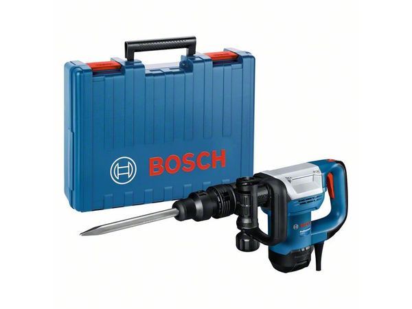 Schlaghammer mit SDS max GSH 5, Mit der optimalen Balance zwischen Leistungsvermögen und Haltbarkeit bewältigt der Hammer GSH 5 SDS max leichte Abbrucharbeiten ohne Probleme. Hohe Effizienz Die optimierte Leichtbauweise in Kombination mit dem leistungsstarken Motor sorgen für ein hervorragendes Verhältnis zwischen Leistung und Gewicht. Zwölf Meißelpositionen, ein Ein-Hand-Vario-Lock-System und ein leichtes, kompaktes Design sorgen für eine komfortable und ergonomische Handhabung des Hammers sogar beim Arbeiten über Kopf. Die verbesserte Schmierung und der optimierte Staubschutz des Werkzeugs sorgen für eine längere Haltbarkeit und Lebensdauer. Das Gerät eignet sich für leichte Meißelarbeiten in Beton, Mauerwerk und Putz. Dieses Werkzeug mit dem GDE max verwenden. Der Hammer GSH 5 SDS max verfügt außerdem über ein Vario Lock und eine Schalterarretierung. Handwerkerkoffer; 1 x Spitzmeißel, SDS max, 280 mm (1 618 600 023); Zusatzhandgriff (2 602 025 142)