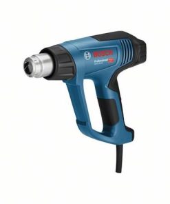 Heißluftgebläse GHG 20-63. Das leistungsstarke Heißluftgebläse GHG 20-63 Professional mit Temperaturregelung ist ideal für verschiedenste Anwendungen. Dank seiner Ausstattung mit zwei Luftstromeinstellungen, einer zusätzlichen Kühlfunktion bei 50 °C und einer digital einstellbaren Temperaturregelung in 10°-Celsius-Schritten ist es äußerst vielseitig. Mit seinem kraftvollen 2.000-Watt-Motor erreicht das GHG 20-63 Professional mühelos bis zu 630 °C. Für höheren Anwenderschutz und eine lange Werkzeuglebensdauer verfügt es über eine Thermoschutzfunktion, die automatisch die Heizung abschaltet, dabei läuft das Gebläse jedoch weiter. Dieses Heißluftgebläse eignet sich für den Einsatz bei verschiedensten Anwendungen, die Heißluftströme erfordern, und ist ideal für Renovierungsarbeiten. Das 1,4-Zoll Display des GHG 20-63 Professional gewährleistet hohen Bedienkomfort. Für mehr Anwenderschutz ist es außerdem mit einem Schutzgriff ausgestattet und kann sofort nach Gebrauch zum Abkühlen abgelegt werden. Im Lieferumfang enthalten: Karton