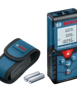 Laser-Entfernungsmesser GLM 40. Der Laser-Entfernungsmesser GLM 40 Professional bietet eine Vielzahl von Messmodi in einem einzigen, kompakten Gerät. Dieses intuitive Werkzeug bietet alle wichtigen Messmodi in einem: Längenmessung, Flächenermittlung und Volumenberechnung sowie indirekte Höhenmessungen. Der gut ablesbare, beleuchtete Bildschirm zeigt die letzten drei Messergebnisse zur schnellen Referenz an. Und mit der Speicherfunktion für die letzten 10 Messungen macht der Laser-Entfernungsmesser die Arbeit effizienter. Dieses Werkzeug ist ideal für Innenausbauarbeiten wie Elektrik, Fliesen, Tischlerarbeiten, Trockenbau, Malerarbeiten und Heizung/Lüftung/Klima. Neben einem integrierten Staub- und Spritzwasserschutz verfügt der Laser-Entfernungsmesser GLM 40 Professional außerdem über ein robustes, stoßfestes Gehäuse, welches ihn bei Stürzen aus bis zu 1 Meter Höhe vor Schäden schützt. Im Lieferumfang enthalten: Herstellerzertifikat, Schutztasche, 2x 1,5 V LR03-Batterie (AAA)