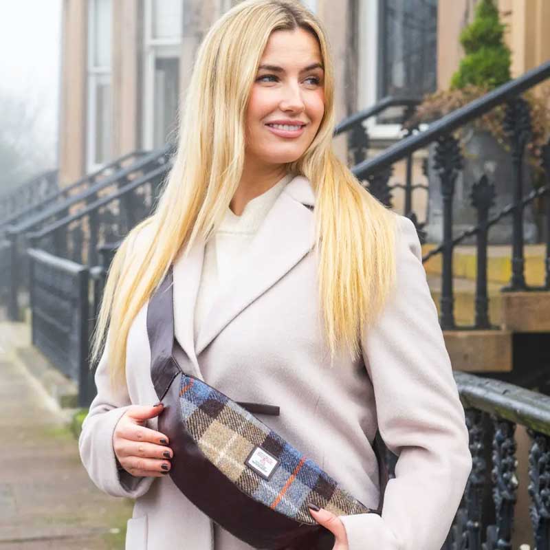 Harris Tweed Umhängetasche in Blau/Braun kariert – Bild 3